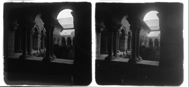 Vista del claustre de la catedral d ' Elna des d ' una nova perspectiva