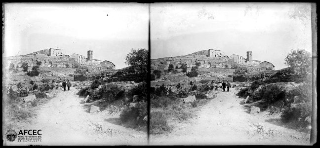 Vista del poble i l'Església de Sant Miquel de Castelladral al fons