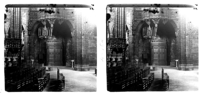 Vista del creuer i de l'orgue de la catedral de Barcelona