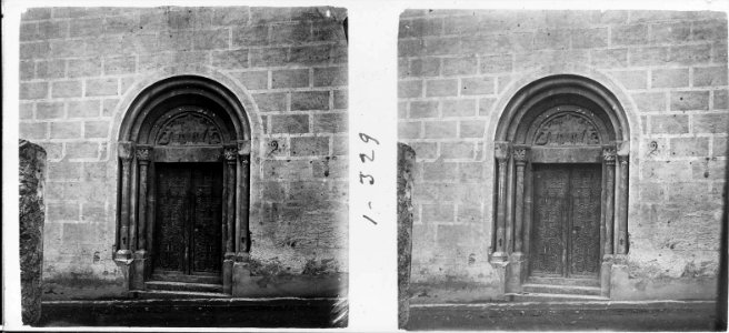 Vista del portal de l'església de Sat Pol de Sant Joan de les Abadesses