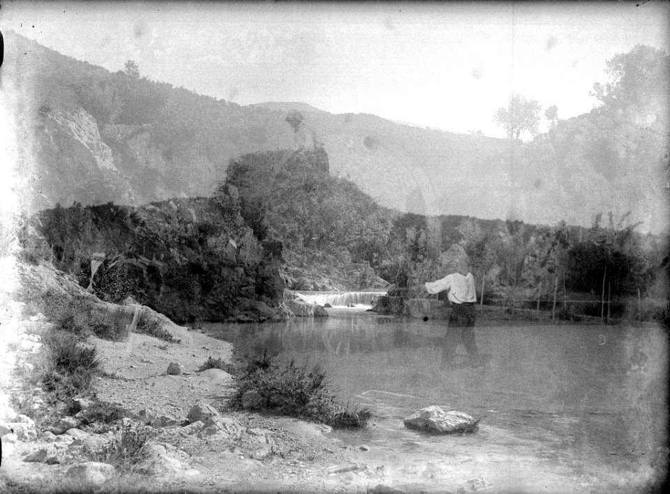 Vista del llit d'un riu entre muntanyes (AFCEC RIBASV C 2730)