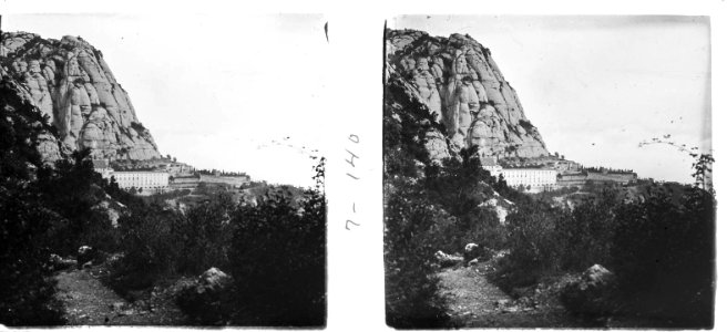 Vista del monestir de Montserrat des d'un camí