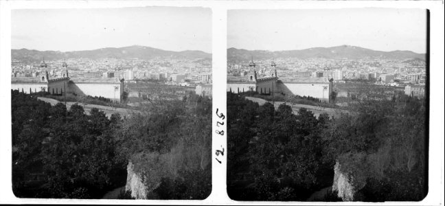 Vista del Tibidabo des d ' un palau del parc de Montjuïc de Barcelona