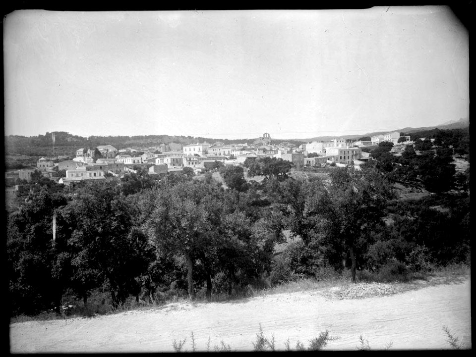 Vista del Poble d'Agullana des d'un camí (AFCEC VIDAL 18X24 701bis)