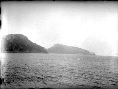 Vista del mar amb muntanyes al fons des d'una embarcació (AFCEC RIBASV C 2554)
