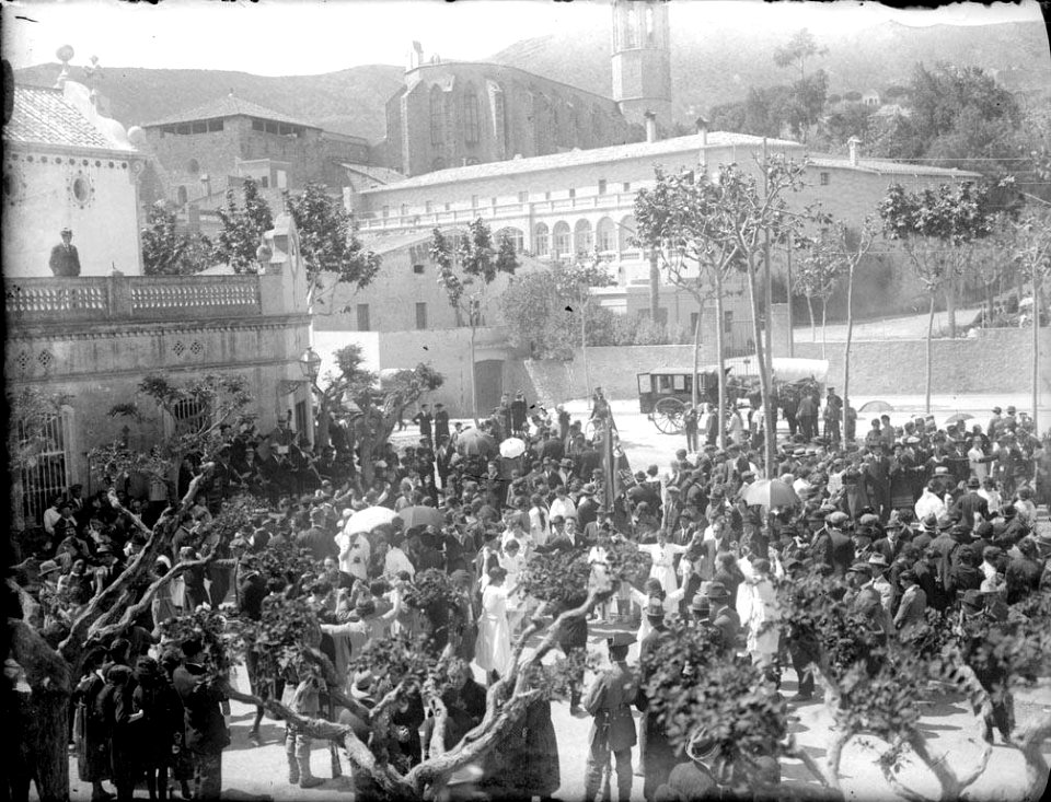 Vista del Monestir de Pedralbes amb gent ballant sardanes (AFCEC RIBASV C 2591)
