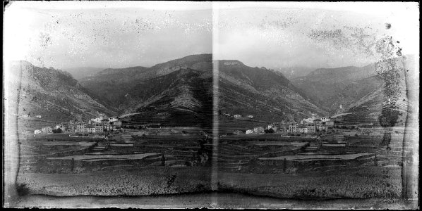 Vista del poble de Gombrèn entre les muntanyes