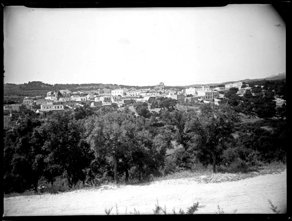 Vista del Poble d'Agullana des d'un camí