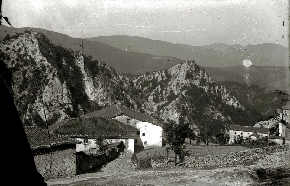 Vista del santuario de Nuestra Señora de Arantzazu en Oñati (2 de 2) - Fondo Car-Kutxa Fototeka