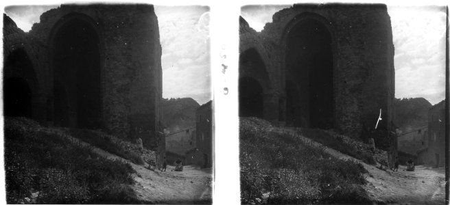 Vista dels murs de l'església vella de Camarasa