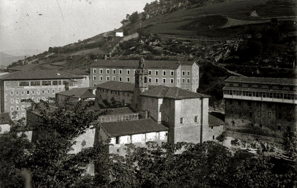 Vista del santuario de Nuestra Señora de Arantzazu en Oñati (1 de 2) - Fondo Car-Kutxa Fototeka