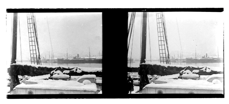 Vista del port nevat . Al fons, la muntanya de Montjuïc