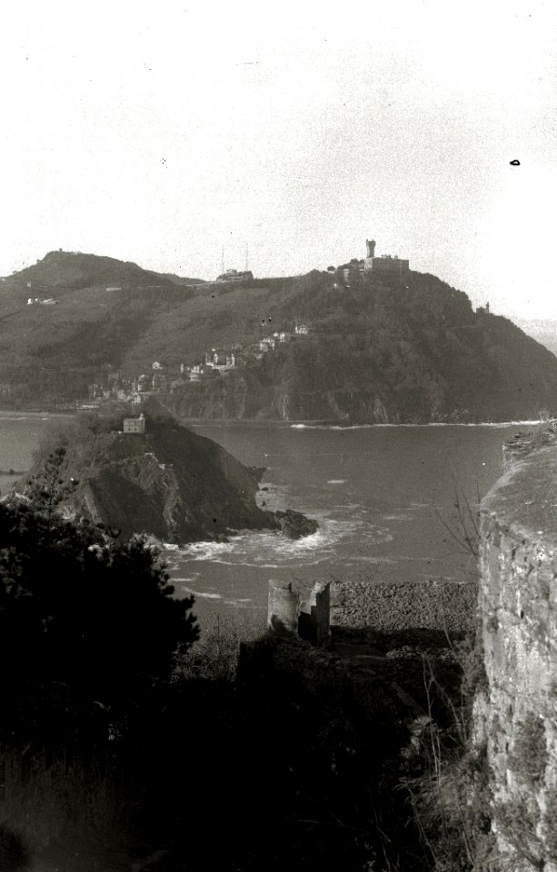 Vista desde el castillo de la Mota en Urgull de la isla Santa Clara y monte Igeldo (1 de 1) - Fondo Car-Kutxa Fototeka