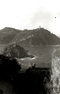 Vista desde el castillo de la Mota en Urgull de la isla Santa Clara y monte Igeldo (1 de 1) - Fondo Car-Kutxa Fototeka