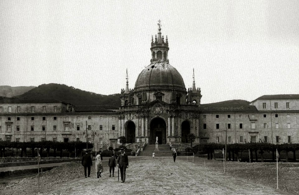 Vista del santuario de Loiola y del interior de la casa de San Ignacio de Loiola en Azpeitia (1 de 1) - Fondo Car-Kutxa Fototeka