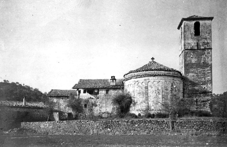 Vista exterior de l'església de St . Esteve d'Olius
