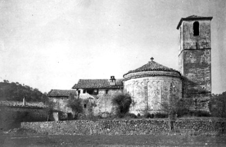 Vista exterior de l'església de St . Esteve d'Olius