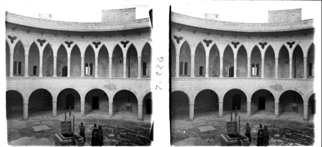 Vista des del primer pis del pati interior del castell de Bellver