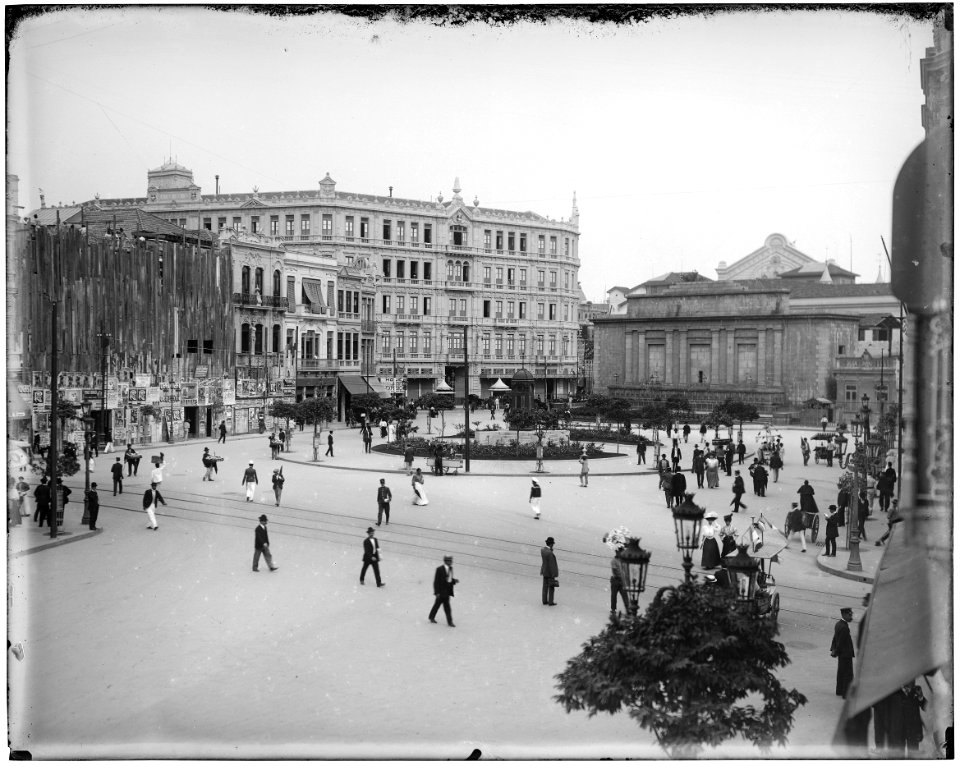 Vista do Largo da Carioca com o Chafariz de 35 bicas ao fundo