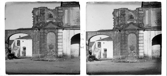 Vista dels porxos de la plaça Carles III