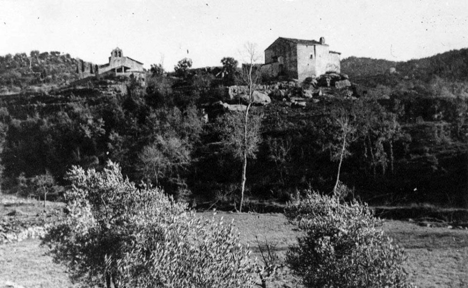 Vista general d'una casa i una església a Fontanet de Llanera
