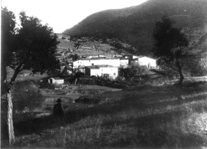 Vista general d'una masia del Maresme amb un home en primer terme