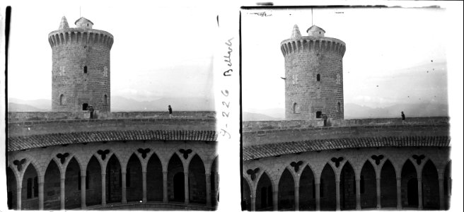 Vista frontal del primer pis del pati interior del castell de Bellver