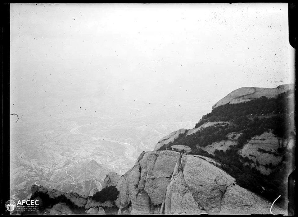 Vista des del massís de les muntanyes de Montserrat (AFCEC MORELLO A 7558)