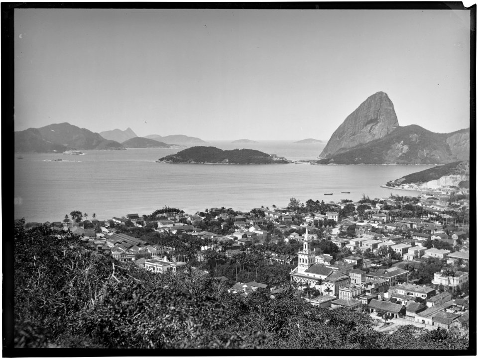 Vista do bairro do Flamengo, detaque para o morro do Pão de Açucar ao fundo