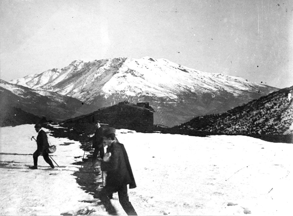 Vista general d'el cafè de Coll Formic amb neu i tres homes