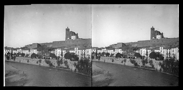 Vista general de Balaguer amb el Segre en primer terme i l'església