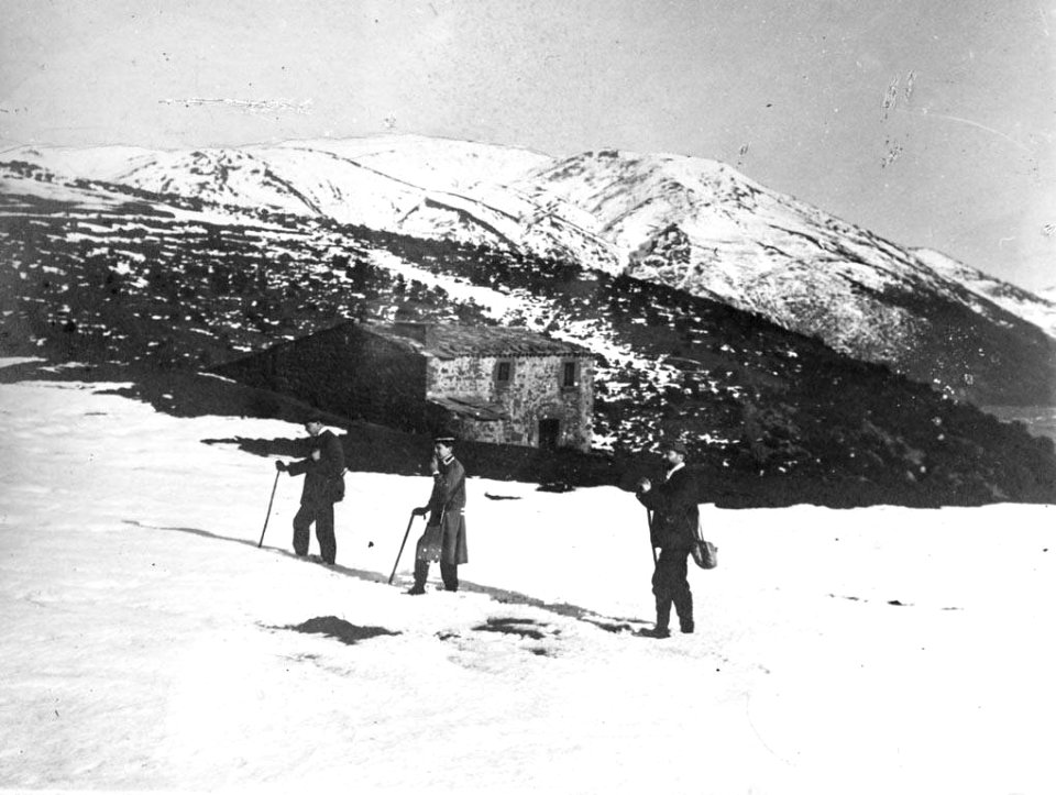 Vista general d'el cafè de Coll Formic amb neu i tres homes (AFCEC EMC X 0227)