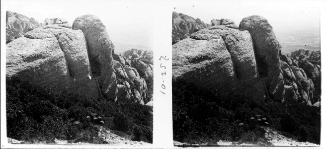 Vista d´unes roques de Montserrat amb forma d´elefant