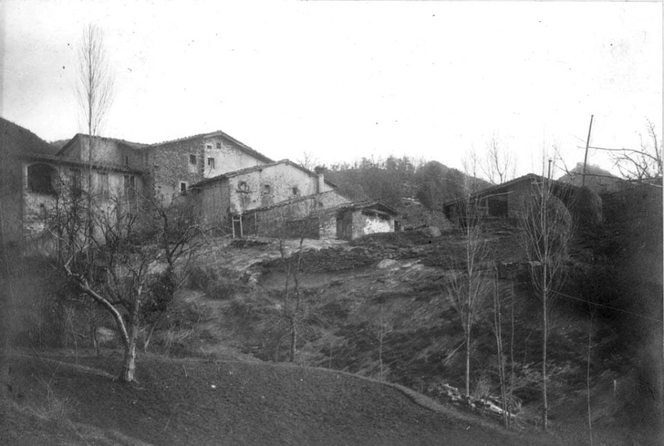 Vista general d'una masia d'Olot