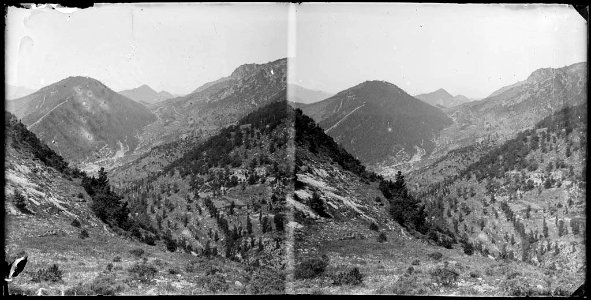 Vista general d'una vall amb poca vegetació i muntanyes al fons (AFCEC BORDAS D 4248) photo