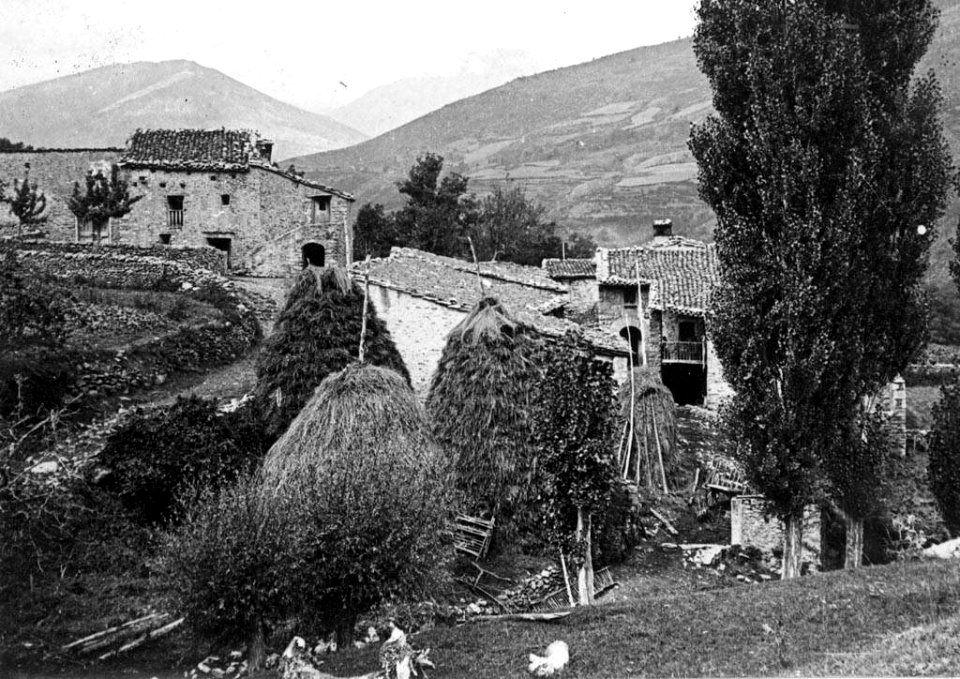 Vista general de Can Perpinyà amb pallers en primer terme