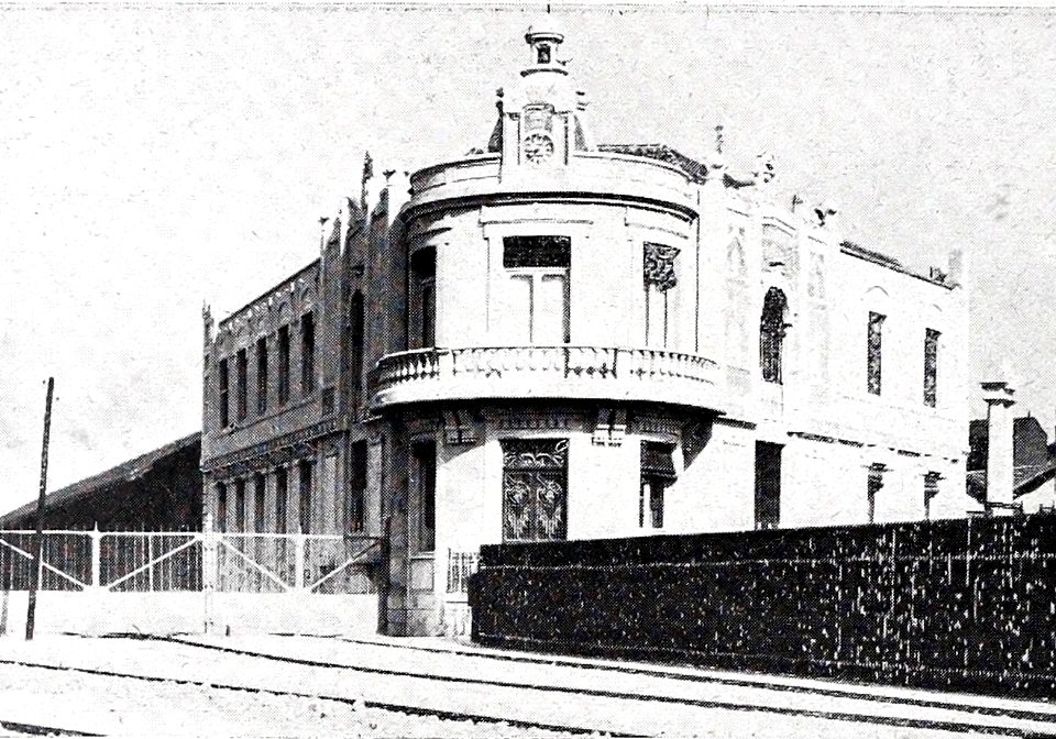 Vista exterior de los edificios, muelles y estación de la Alhóndiga, de Cifuentes, Blanco y Negro, 01-08-1908 (cropped)