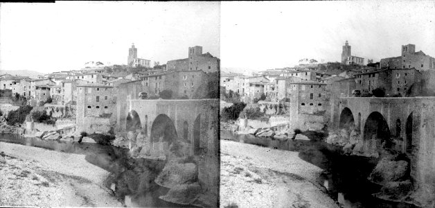 Vista general de Besalú amb el riu Fluvià i el pont fortificat en primer terme