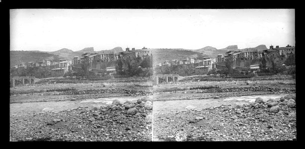 Vista general de la Pobla de Segur amb la Noguera Pallaresa en primer terme