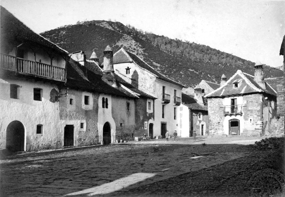 Vista general de la plaça Major d'Hecho, a Aragó