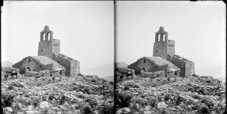 Vista general de les ruïnes de l'ermita Santa Elena prop de Sant Pere de Rodes