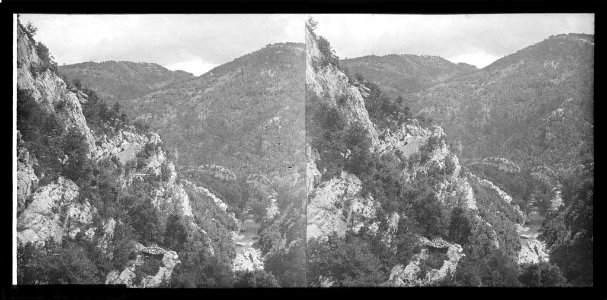 Vista general d'un vall amb la riera d'Escales