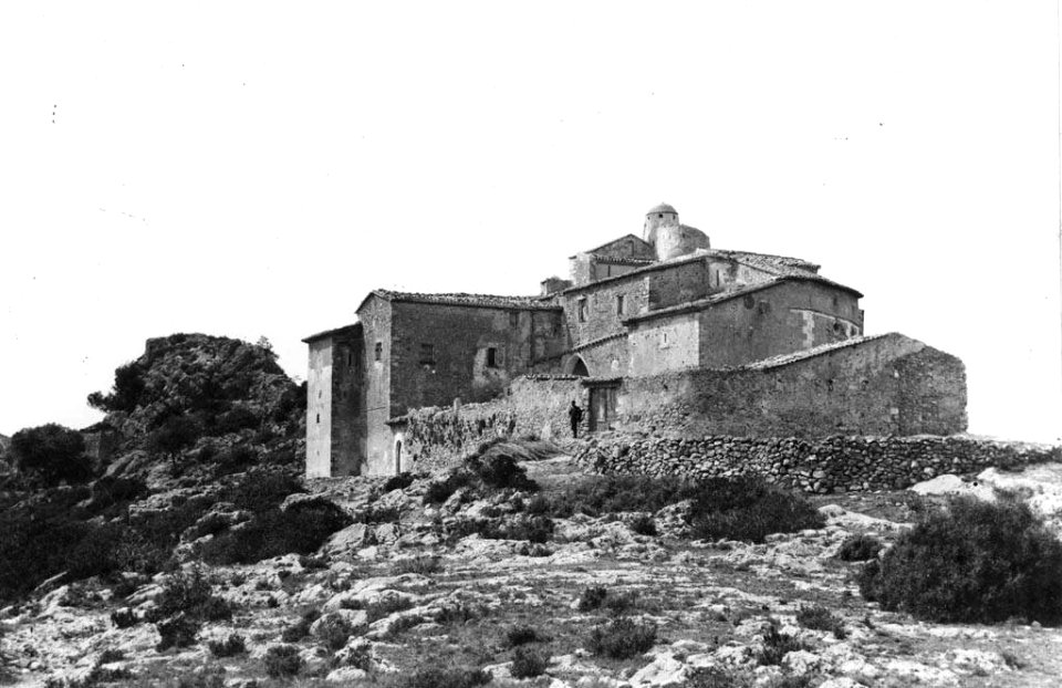 Vista general de l'església de Santa Maria del Castell de Miralles