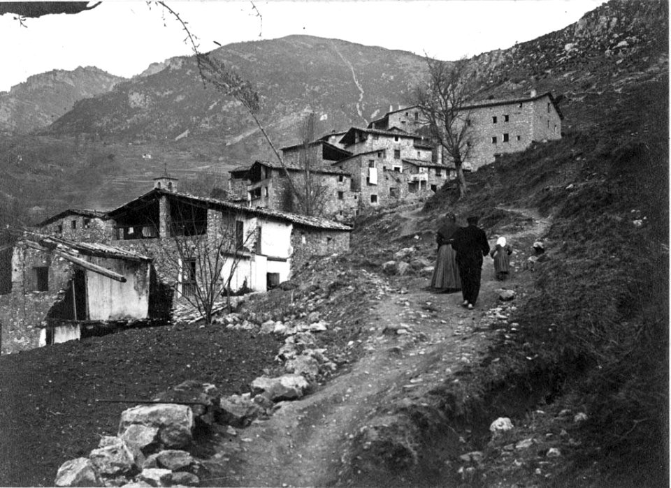 Vista general de Pont de Raventí, amb una famíli pujant pel camí