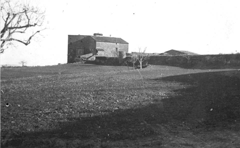 Vista general de Casa Martina de Riner, i un prat en primer terme