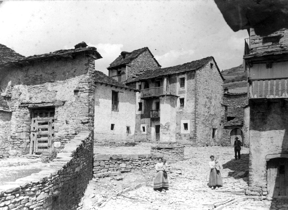 Vista general de la plaça d'Acumuer