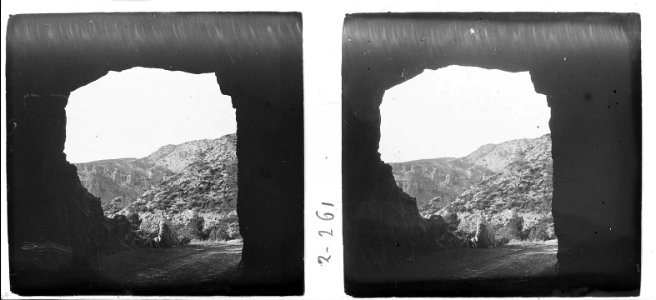 Vista general de les muntanyes de Cardó des de dins del túnel