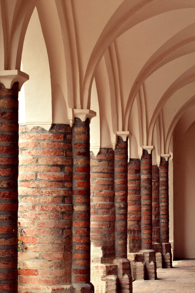 Arcade round arch vault