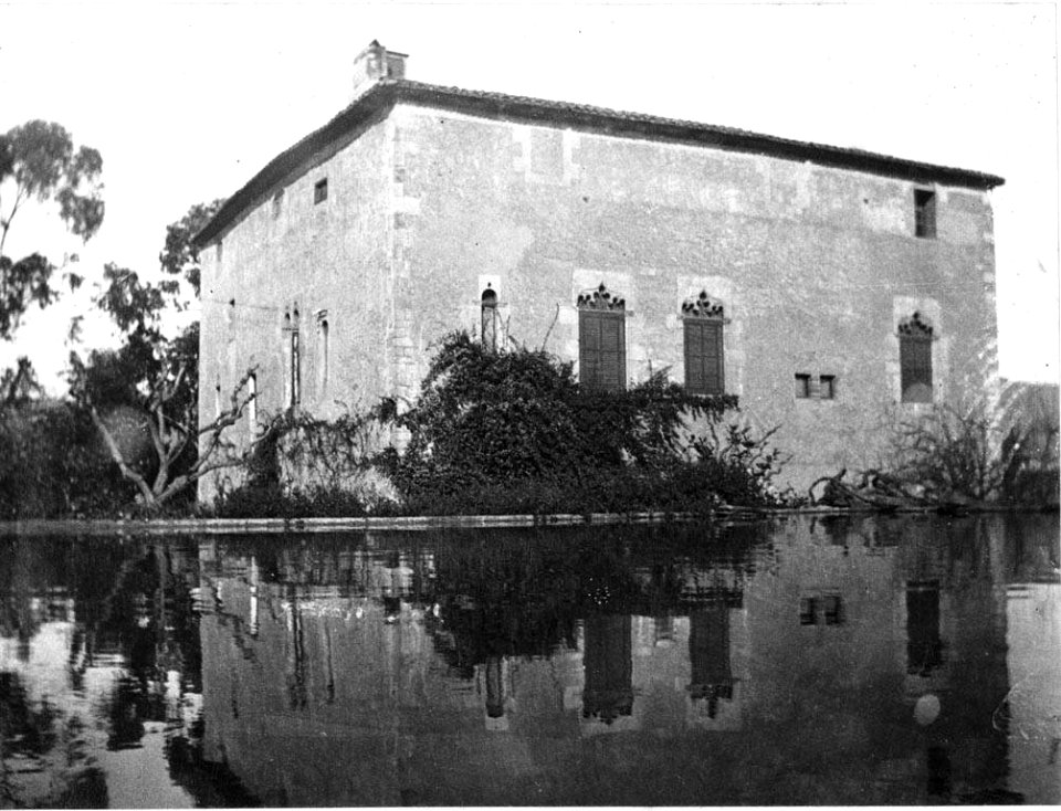 Vista general de Torre Llobeta o Manso Argemí, amb bassa en primer terme