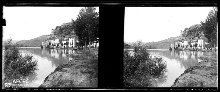Vista general de Miravet vora el riu Ebre